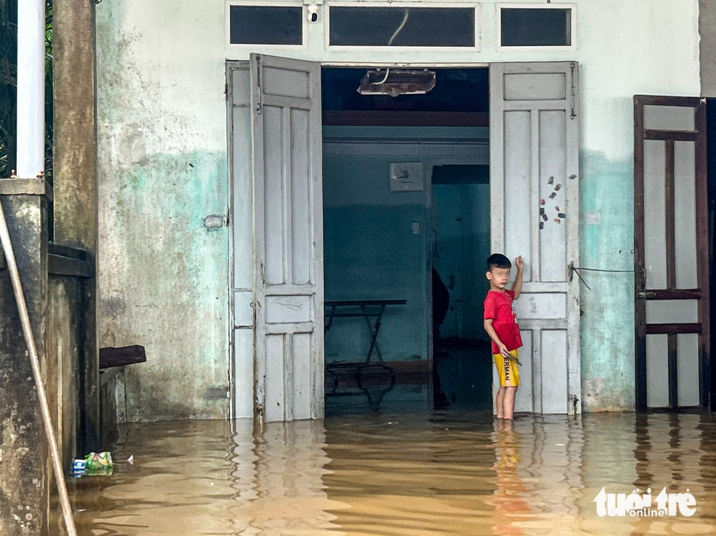 救援物资送达被洪水围困多日的武嘉河畔居民
